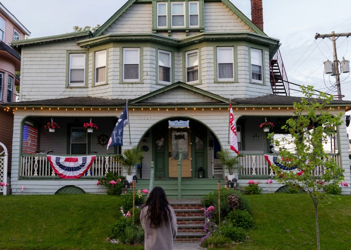 Pros and Cons of Buying a House in the USA as a Foreigner