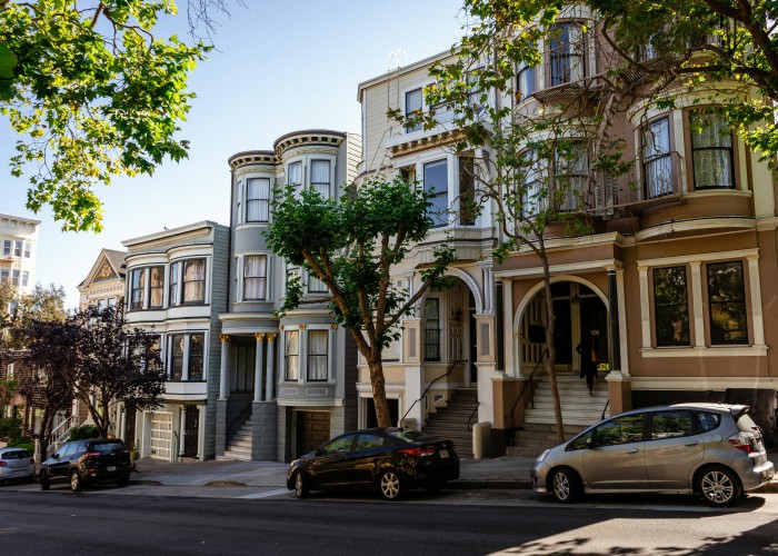 Pros and Cons of Buying a House in the USA as a Foreigner